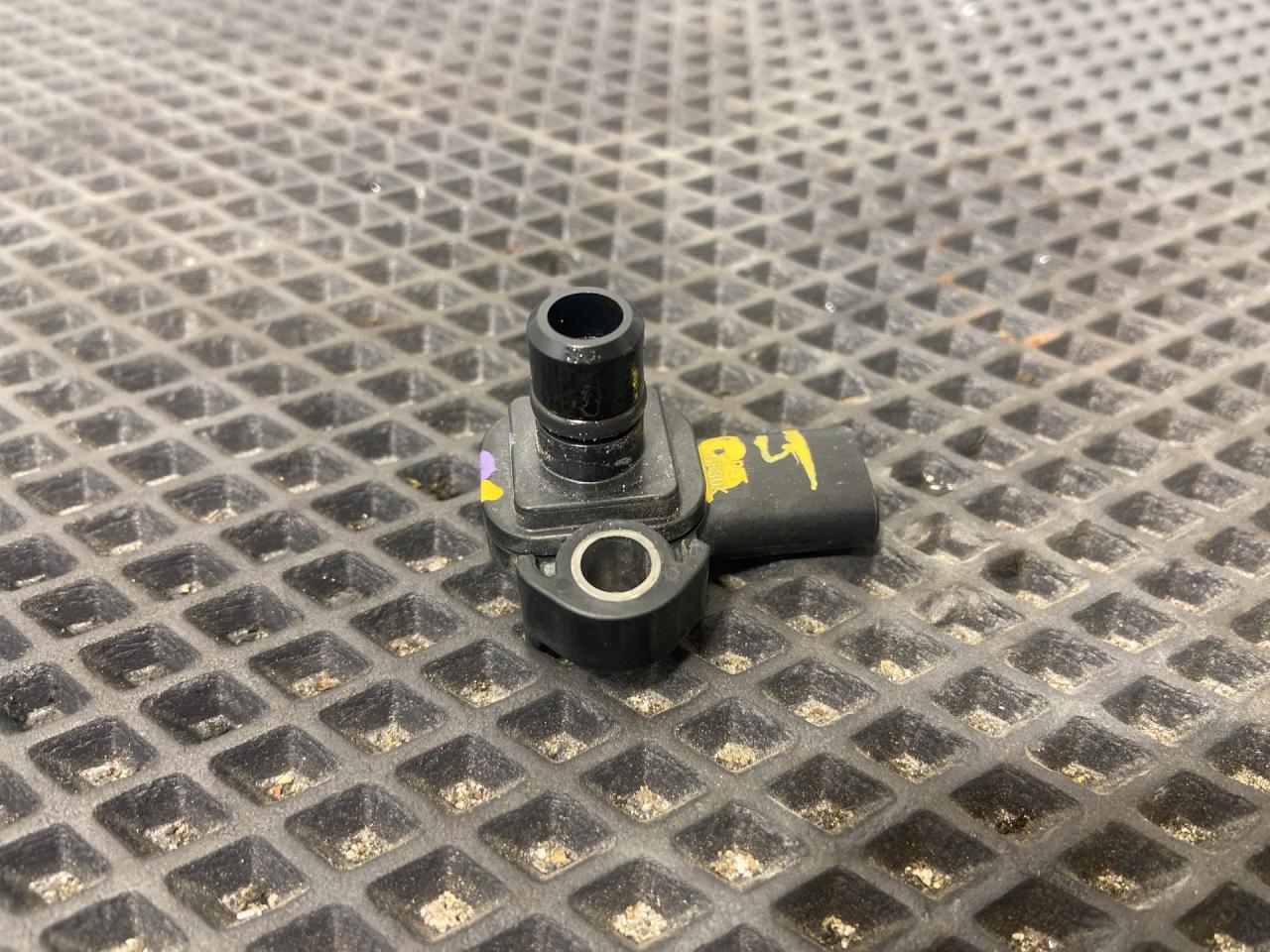 датчик абсолютного давления Cadillac XT4 1 поколение 2019, 2.0 л., бензин, АКПП, синий, передний привод - фото №1