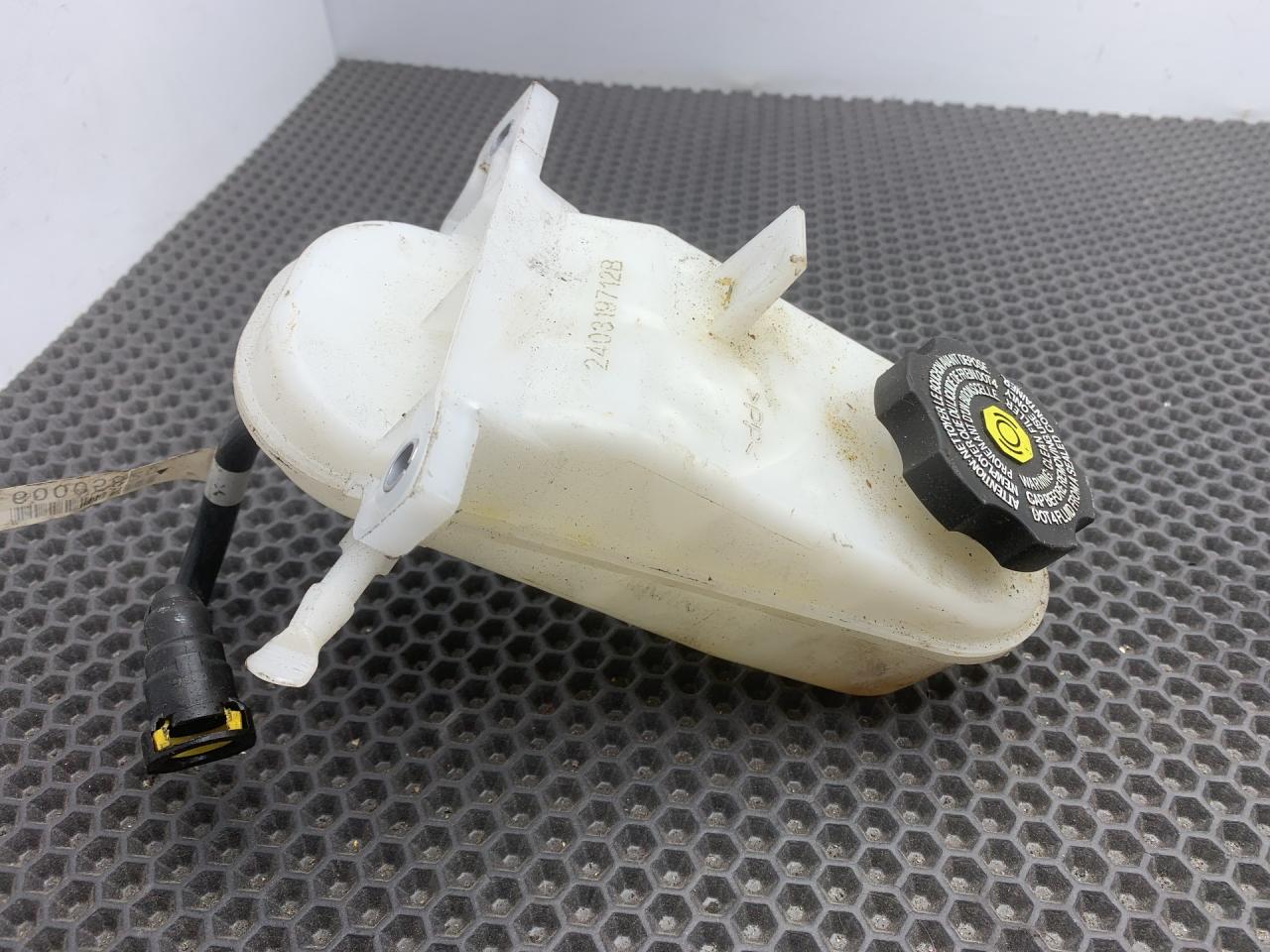 бачок тормозной жидкости Buick Encore GX 1 поколение 2022, 1.3 л., бензин, АКПП, чёрный, полный привод, 60005820 - фото №1