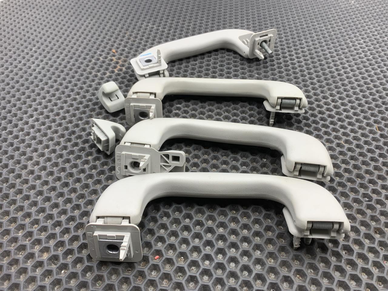 ручка внутренняя потолочная Chevrolet TrailBlazer 3 поколение 2021, 1.3 л., бензин, АКПП, черный, полный привод - фото №1