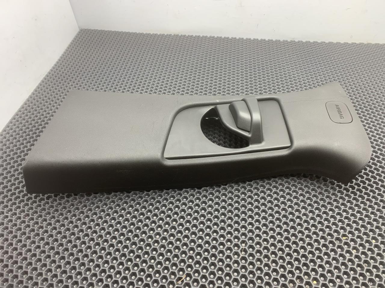 обшивка стойки центральной левой Chevrolet TrailBlazer 3 поколение 2021, 1.3 л., бензин, АКПП, черный, хетчбэк 5 дв., передний привод, BHC77502 - фото №1