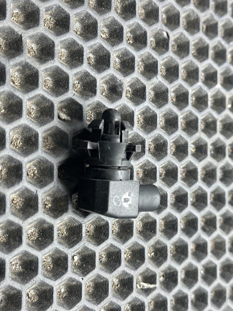 датчик температуры Chevrolet Equinox 3 поколение 2018, 1.5 л., бензин, бежевый, полный привод - фото №1