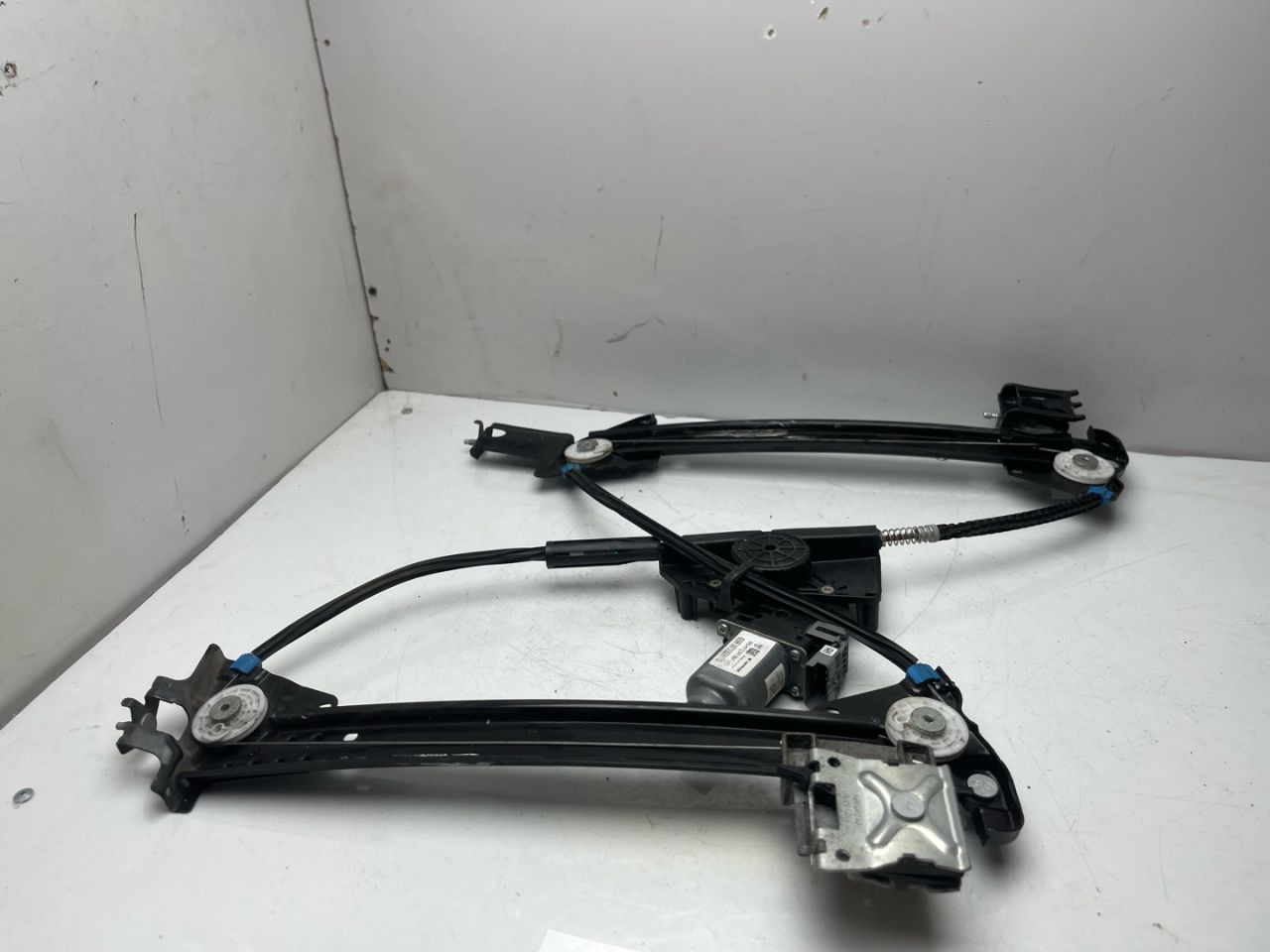 стеклоподъемник задний правый Tesla Model S 1 поколение (2012 - 2016), 0.1 л., электро, АКПП, серый, седан, задний привод, 600637700E - фото №1