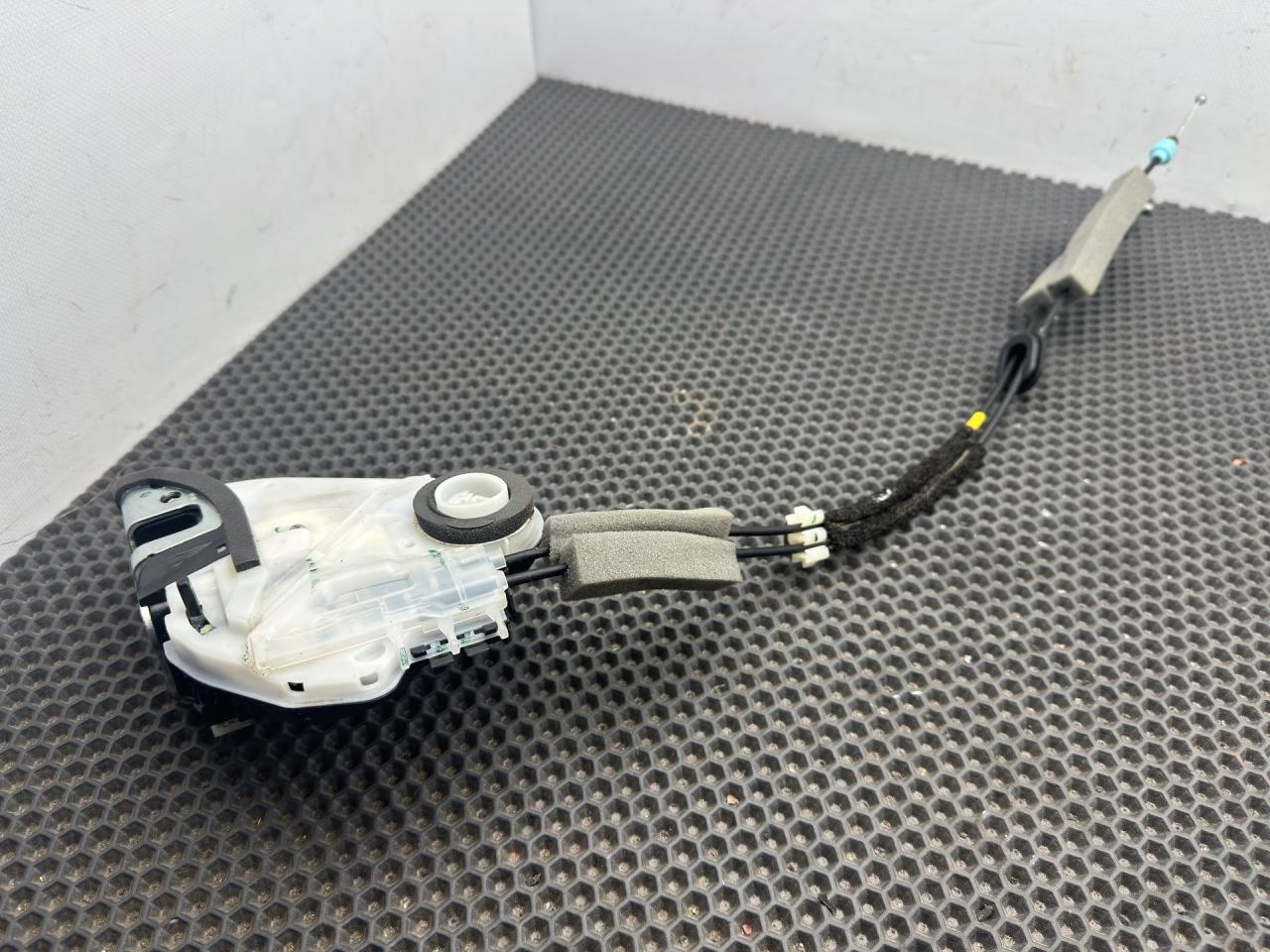 замок двери задней левой Acura MDX 4 поколение 2022, 3.5 л., бензин, АКПП, серебристый, полный привод - фото №1