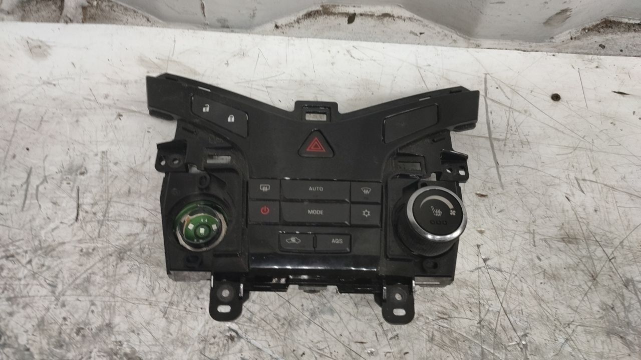 блок управления печки / климат-контроля Chevrolet Cruze 1 поколение 2010, 1.8 л., бензин, АКПП - фото №1