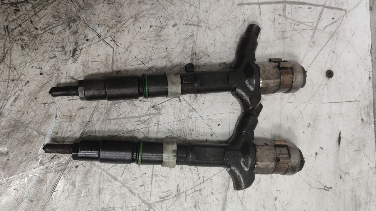 форсунка Toyota Avensis 2 поколение (T250) (2003 - 2006), 2.0 л., дизель, МКПП, 2367027030, 2367027030 - фото №1