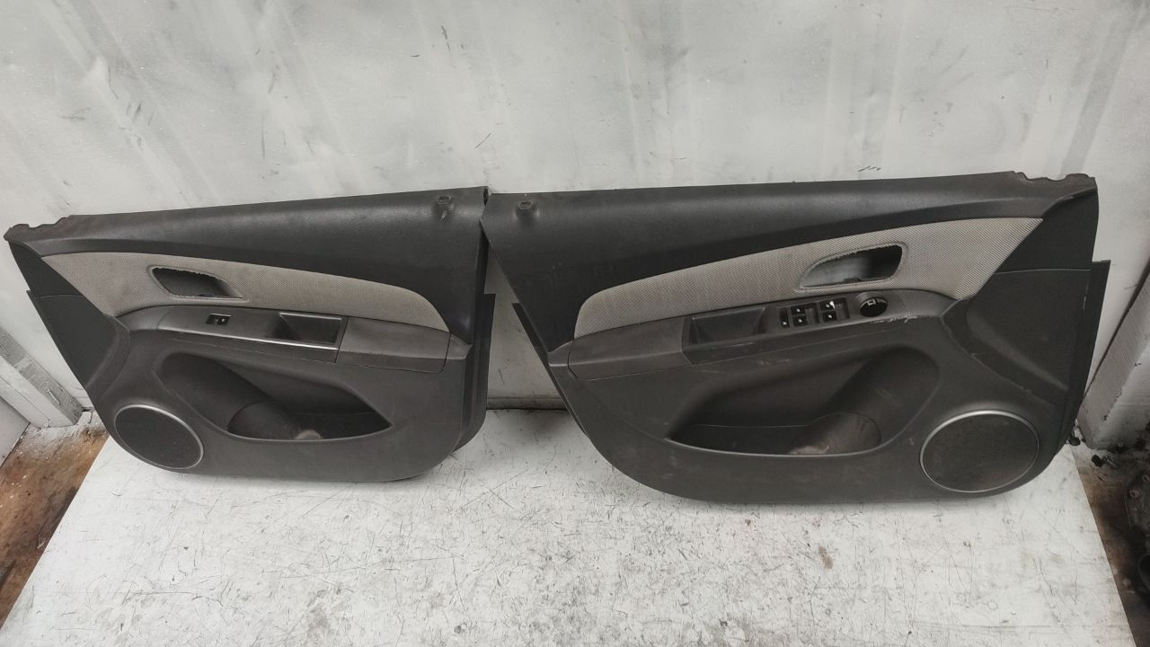 обшивка салона Chevrolet Cruze 1 поколение 2009 - фото №1