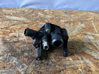 фланец (тройник) системы охлаждения Ford Focus 3 поколение CB8 2012, 1.6 л., VVT-i, PNDA, бензин, робот, panther black (metallic), хетчбэк 5 дв., передний привод, правый руль