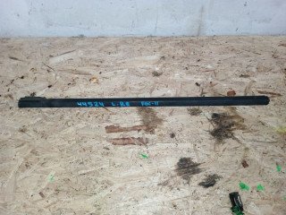 Уплотнитель стекла Ford Focus 2 поколение CB4 2008, 1.6 л., бензин