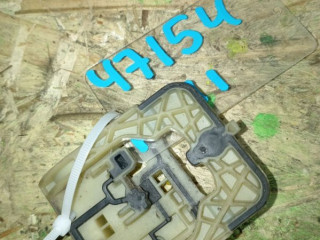 крепление стекла опускного Ford Focus 3 поколение CB8 2011, 1.6 л., бензин