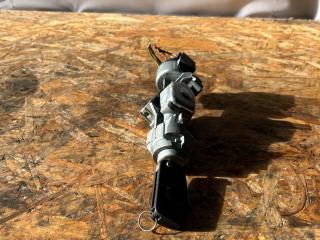 замок зажигания Ford Focus 2 поколение CB4 2008, 1.6 л., i, SHDA, бензин, 5МКПП, moondust silver, хетчбэк 5 дв., передний привод, правый руль, 3M51-3F880-AE