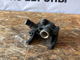 фланец (тройник) системы охлаждения Ford Focus 3 поколение CB8 2012, 1.6 л., VVT-i, PNDA, бензин, МКПП, midnight sky, хетчбэк 5 дв., передний привод, правый руль