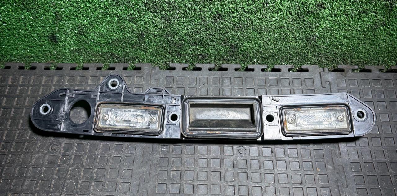 накладка подсветки номера Volkswagen Passat B6 2006, 2.0 л., дизель, МКПП, универсал - фото №1