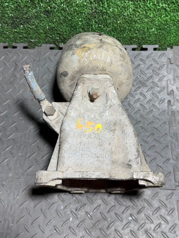 кронштейн двигателя Audi A4 B5 1998, 2.4 л., 8D0199308D - фото №1
