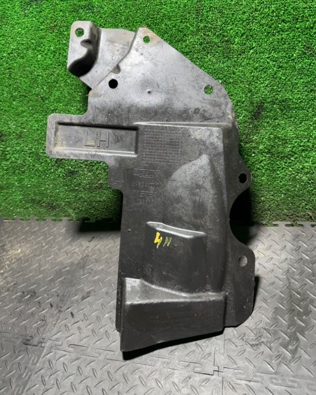 пыльник двигателя Nissan Qashqai 1 поколение 2008, 1.5 л., 64839JD00A - фото №1