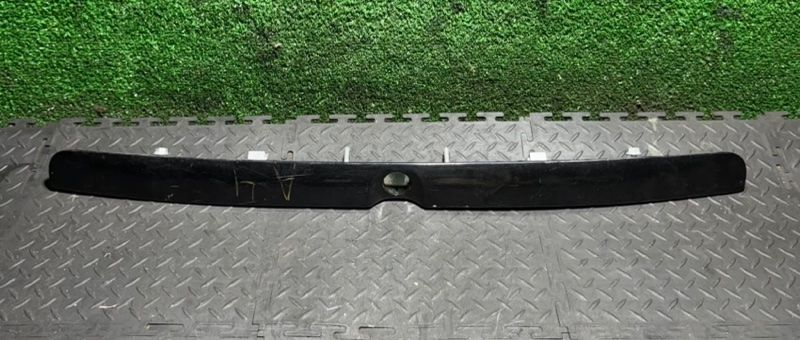 накладка подсветки номера Audi A4 B5 1998, 8D5827576B - фото №1