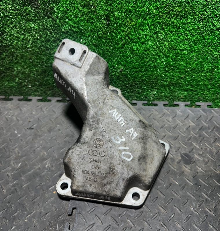 кронштейн двигателя Audi A4 B5 1998, 8D0199307G - фото №1