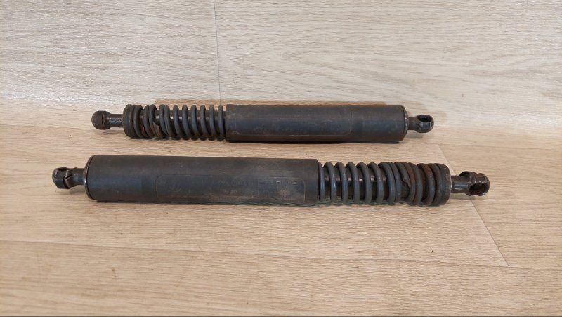 амортизатор крышки багажника (3-5 двери) Volkswagen Touareg 1 поколение (2002 - 2007), 7L6827550C - фото №1