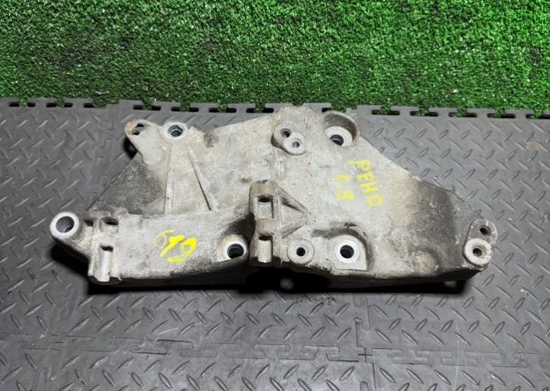 кронштейн генератора Renault Scenic 2 поколение 2005, 8200100148 - фото №1