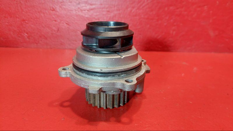 помпа Volkswagen Beetle 2 поколение 2001, 1.6 л., AYD, бензин, 06B121019C - фото №1