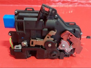 замок двери Volkswagen Golf 4 поколение 2004, 7L0839016