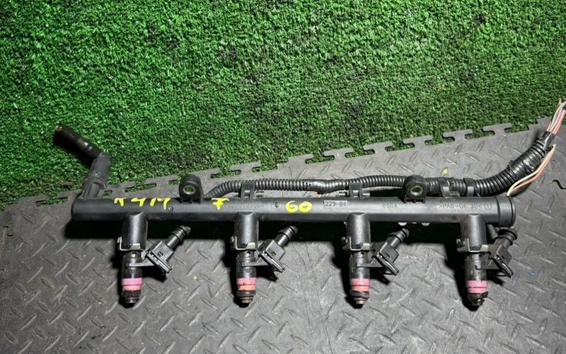 топливная рампа Renault Megane 2 поколение 2002, 1.6 л., 8200135504 - фото №1