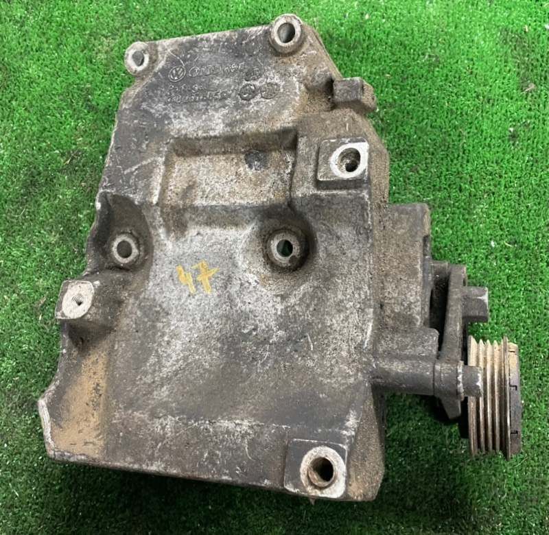 кронштейн компрессора кондиционера Volkswagen Passat B5 1999, 1.9 л., 038260885C - фото №1