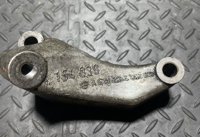кронштейн компрессора кондиционера Mercedes-Benz C-Класс W203/S203/CL203 2003, 2.2 л., A6112340239 - фото №1