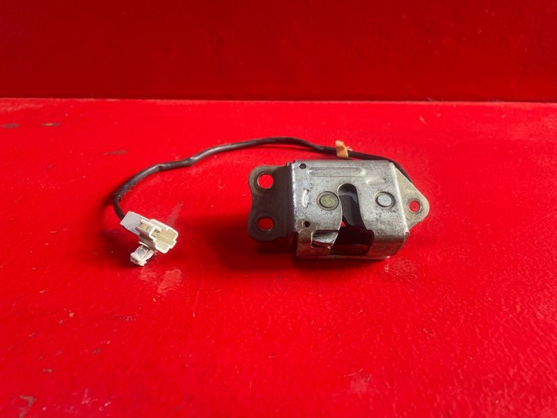 замок багажника Toyota Yaris P1 2001, 693500D030 - фото №1