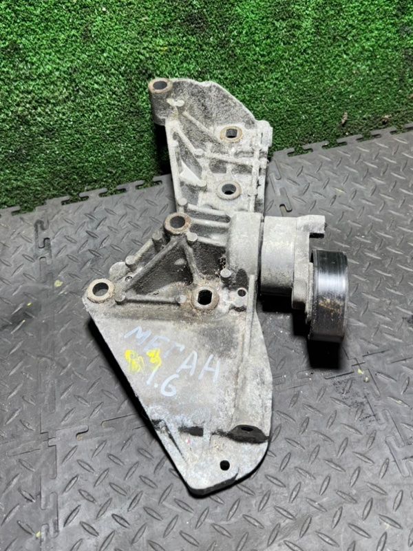 кронштейн генератора Renault Megane 2 поколение 2005, 1.6 л., 8200327134 - фото №1