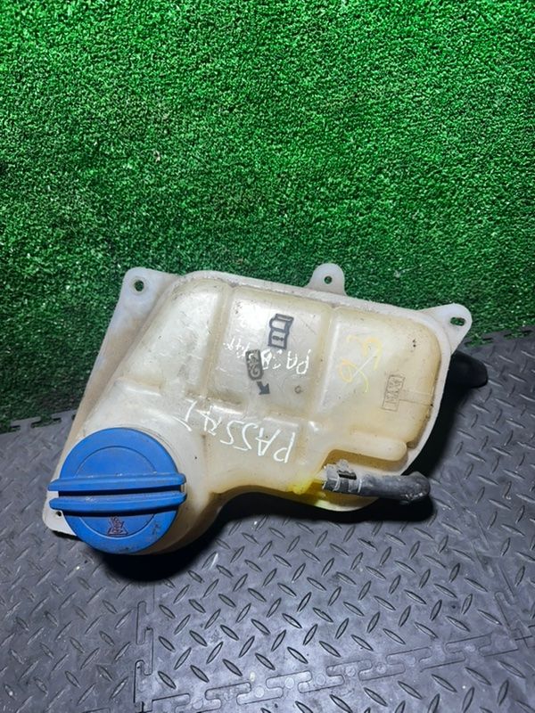 бачок расширительный Volkswagen Passat B5 1999, 8D0121403 - фото №1