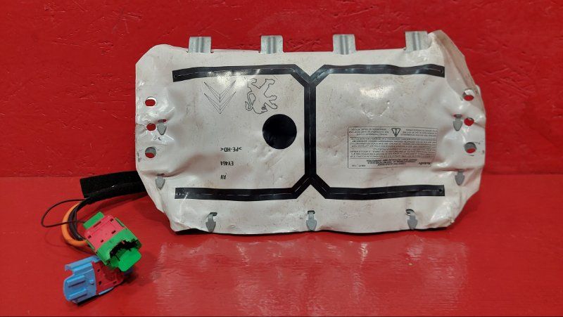 подушка безопасности коленная Peugeot 207 1 поколение 2007, 1.4 л., KFU (ET3J4), бензин, 9654767180 - фото №1