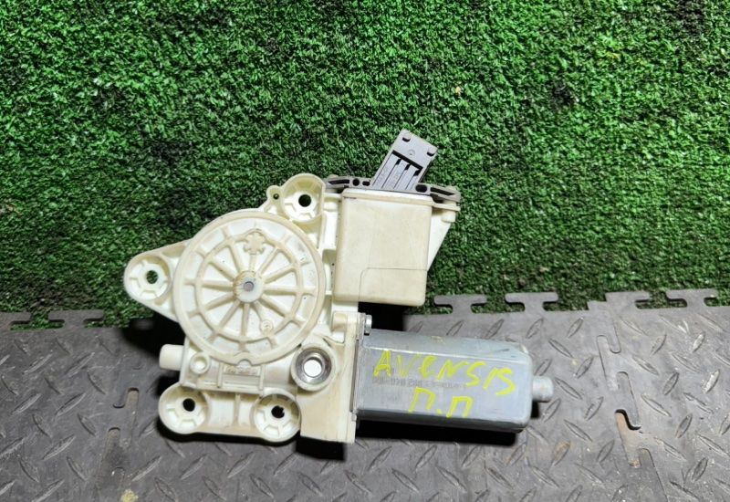 моторчик стеклоподъемника передний правый Toyota Avensis 2 поколение (T250) 2005, 1.8 л., 6981005050 - фото №1