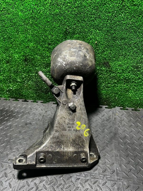 кронштейн двигателя Audi A4 B5 1998, 8D0199308M - фото №1