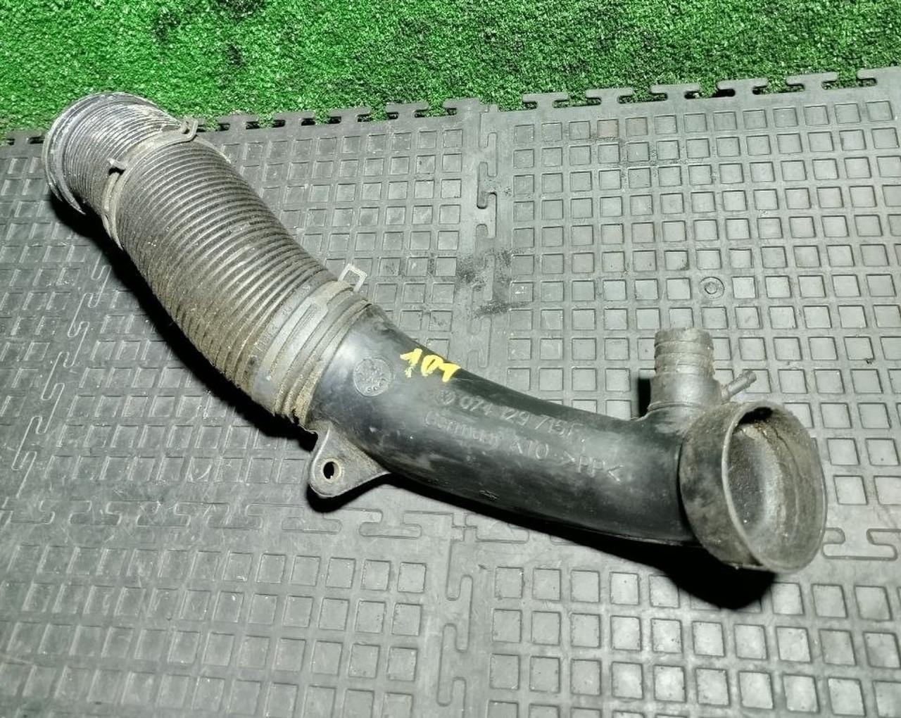 патрубок воздушного фильтра Volkswagen Transporter T4 1997, 074129715F - фото №1