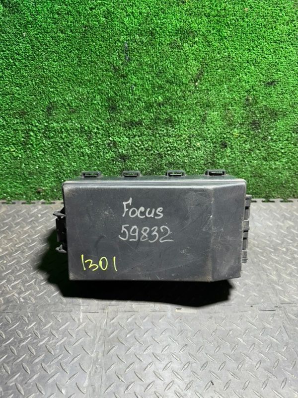 блок предохранителей Ford Focus 1 поколение 2001, 2M5T14A067BB - фото №1