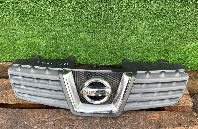 решетка радиатора Nissan Qashqai 1 поколение 2007, 1.5 л., 62310JD00B - фото №1