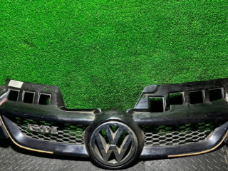 решетка радиатора Volkswagen Golf 5 поколение 2007, 1K0071550