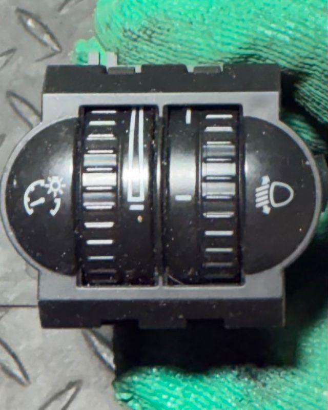 кнопка корректора фар Volkswagen Golf 5 поколение 2006, 8L0971883 - фото №1