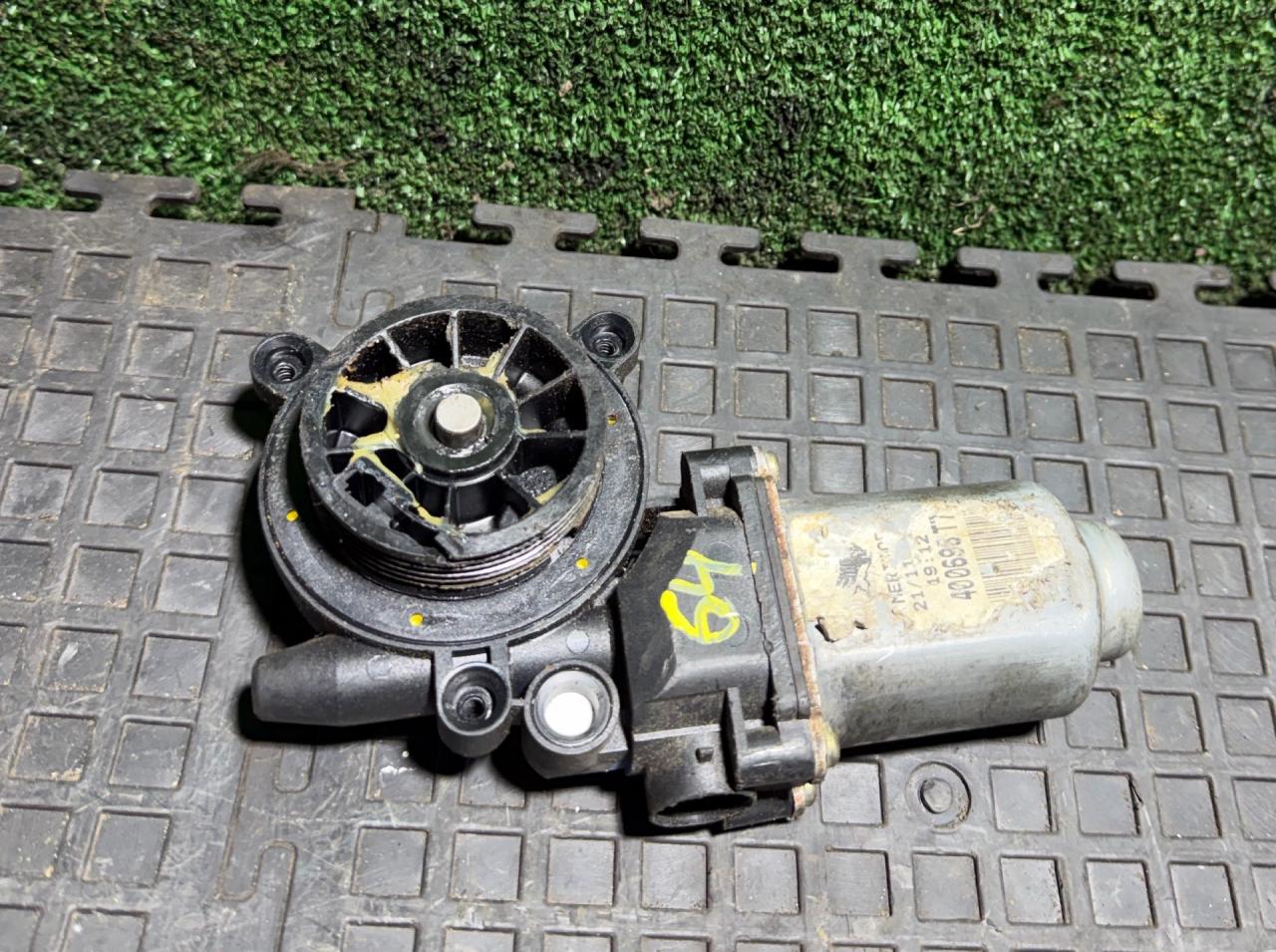 моторчик стеклоподъемника передний правый Nissan Almera Tino V10 2002, 400698T7 - фото №1