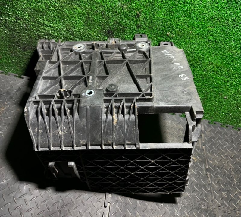 полка аккумулятора Renault Scenic 2 поколение 2005, 8200467409 - фото №1