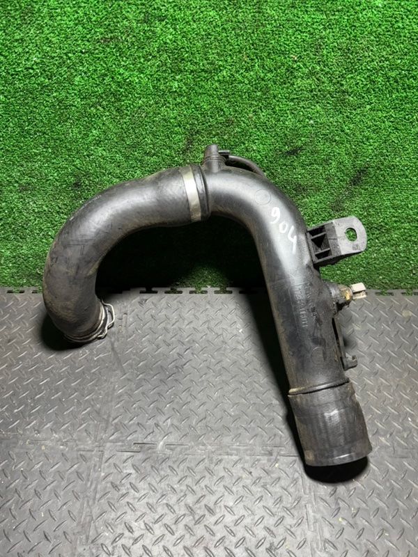 патрубок интеркулера Toyota Avensis 2 поколение (T250) 2004, 2.0 л., 173620R011 - фото №1