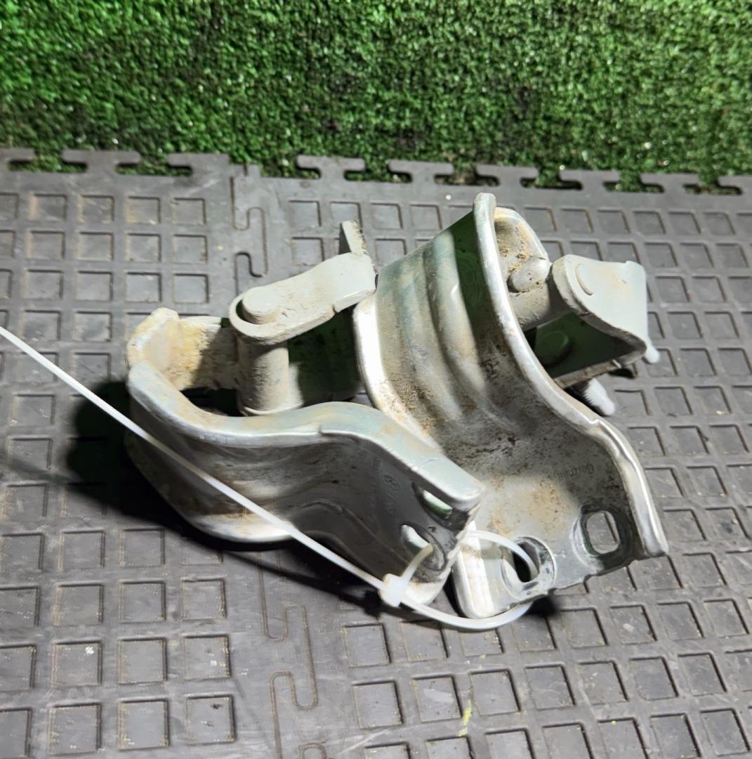 петля крышки багажника Volkswagen Passat B6 2006, 2.0 л., дизель, МКПП, универсал, 3C9827301D - фото №1