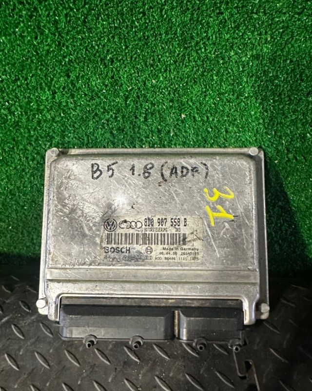 блок управления двигателем Volkswagen Passat B5 1999, 8D0907558B - фото №1