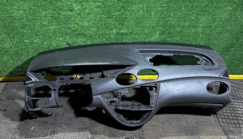 панель передняя салона (торпедо) Ford Focus 1 поколение 2001, 98AB18A636 - фото №1