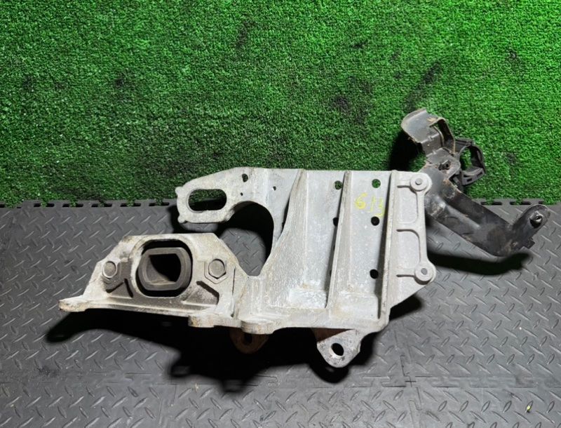 подушка крепления КПП Nissan Qashqai 1 поколение 2008, 1.5 л., 11220JD000 - фото №1