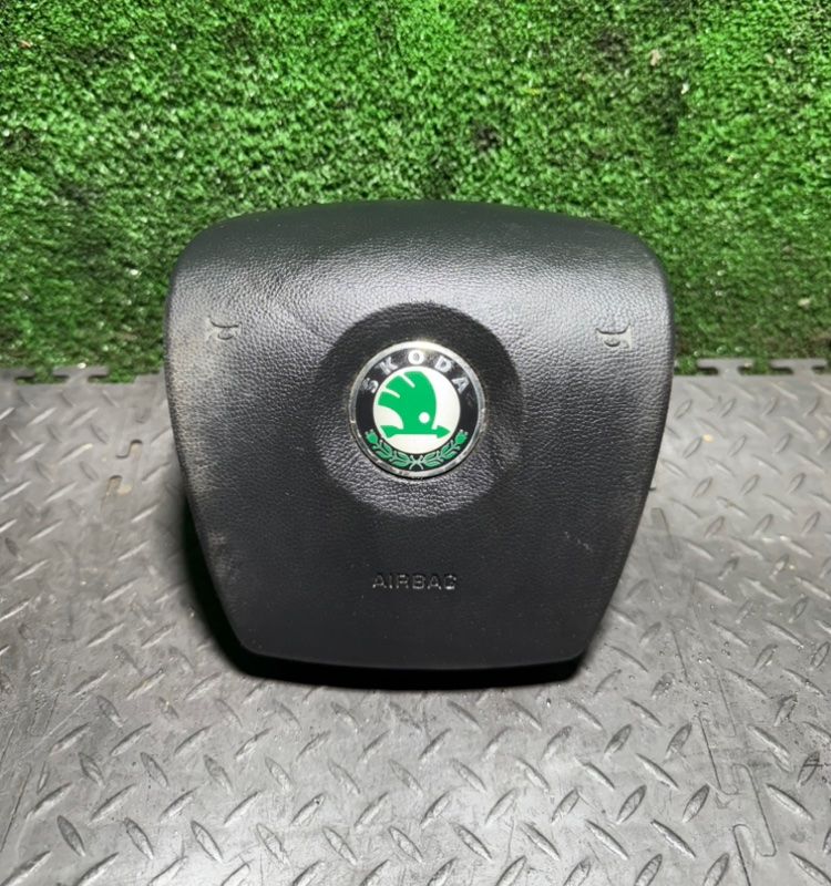 подушка безопасности водителя Skoda Octavia 2 поколение (A5) 2007, 1Z0880201N - фото №1