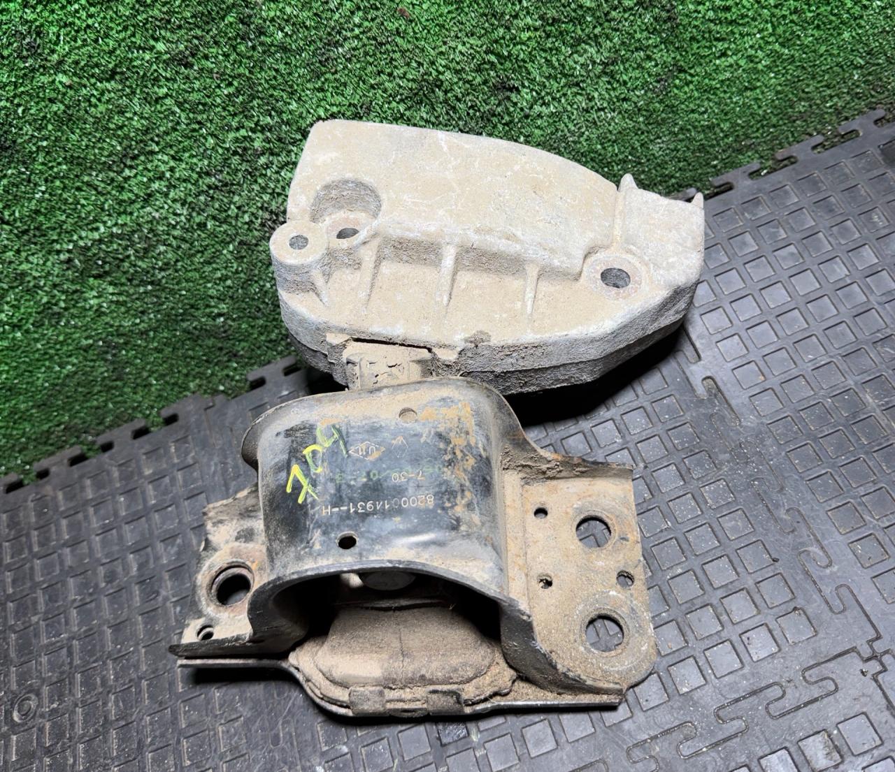 подушка крепления двигателя Renault Scenic 2 поколение 2003, 8200014931 - фото №1