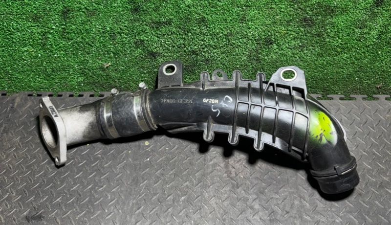 патрубок интеркулера Mazda CX-5 1 поколение 2013, 2.2 л., A6510900242 - фото №1