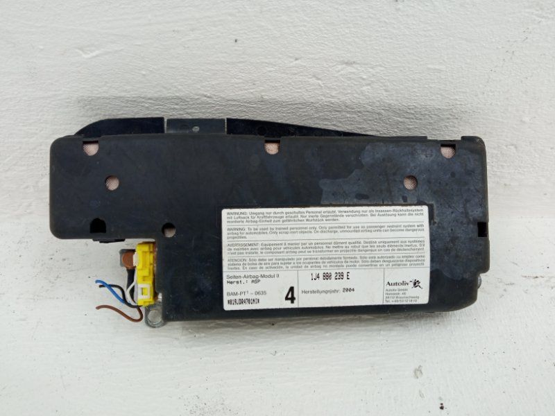 подушка безопасности коленная Volkswagen Bora 1 поколение 2004, 1.4 л., BCA, бензин, 1J4880239 - фото №1