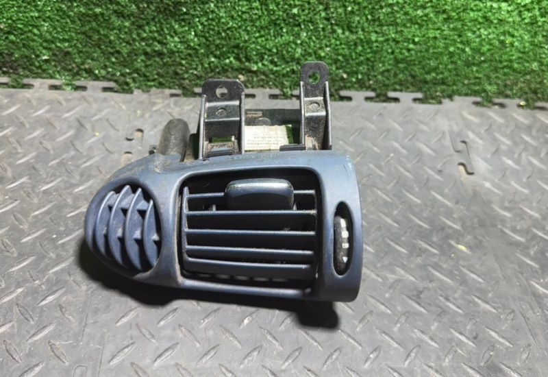 дефлектор обдува салона Mercedes-Benz C-Класс W203/S203/CL203 2002, 2.2 л., A2038300654 - фото №1